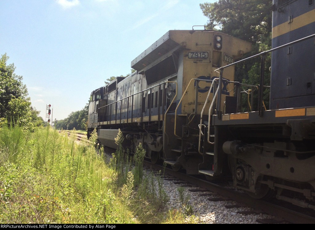CSX C40-8W 7915 and HLCX  SD40-2 6305 wait for green